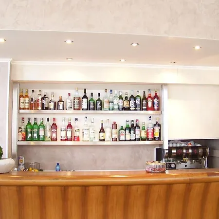 מלון Albergo Miralago